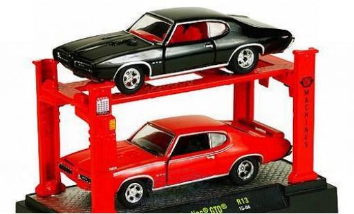 Pontiac GTO 1/64 M2 Machines 1969 Auto Lift 2er-Set: je 1x schwarz und rot sowie Hebebühne modellautos