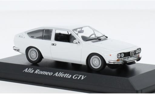 Modellautos Alfa Romeo Alfetta 1/43 Maxichamps GTV blanche 1976 Alfa Romeo Alfetta 1/43 Maxichamps GTV blanche 1976 modellautos