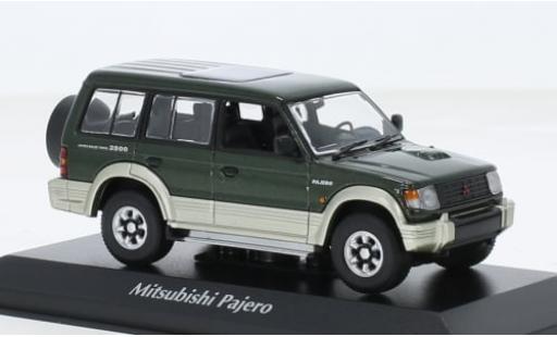 Mitsubishi Pajero 1/43 Maxichamps LWB metallise gr&uuml;n 1991 1:43 modellautos