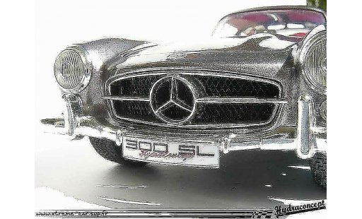 Mercedes 300 Base 1/18 Burago finition interieure et exterieure modellautos