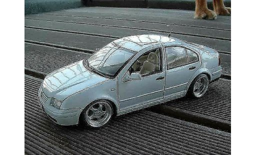 Volkswagen Bora Base 1/18 Norev weiss modellautos