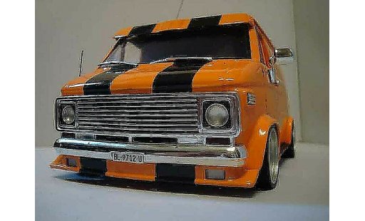 Chevrolet Van fourgon 1/18 Highway 61 orange modellautos