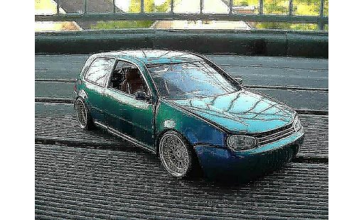 Volkswagen Golf GTI 1/18 Revell cameleon modellautos