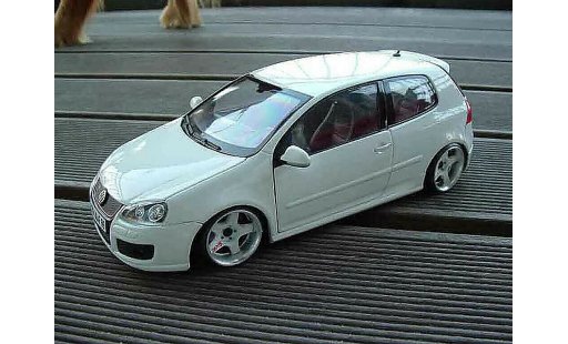 Volkswagen Golf GTI 1/18 Burago weiss rs style modellautos