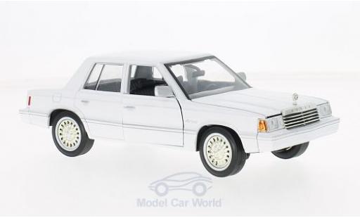 Dodge Aries 1/24 Motormax K weiss 1982 modellautos