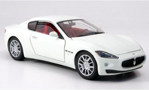 Maserati Gran Turismo 1/24 Motormax weiss sans Vitrine modellautos
