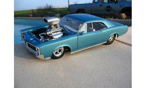 Pontiac GTO 1966 1/18 Hot Wheels moteur corvette drag modellautos