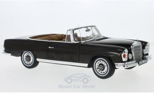 Modellautos Mercedes 280 SE 1/18 Norev SE Cabriolet (W111) braun/braun 1969 Dach liegt ein Mercedes 280 SE 1/18 Norev SE Cabriolet (W111) braun/braun 1969 Dach liegt ein modellautos