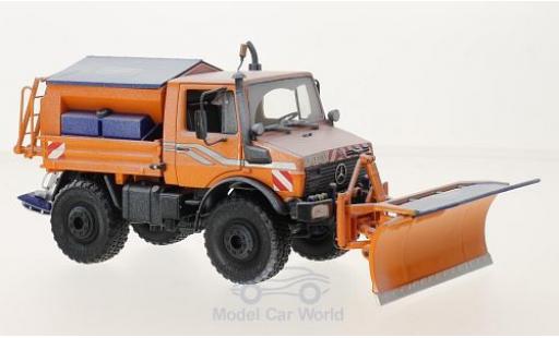 Modellautos Mercedes Unimog 1/32 Schuco U 1600 orange Winterdienst gealtert mit Räumschild und Salzstreuer Mercedes Unimog 1/32 Schuco U 1600 orange Winterdienst gealtert mit Räumschild und Salzstreuer modellautos