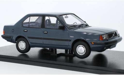 Volvo 360 1/18 Triple 9 Collection bleu 1987 modellautos