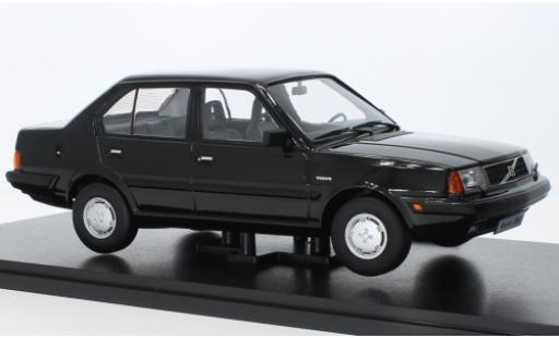 Volvo 360 1/18 Triple 9 Collection metallise noire 1987 modellautos
