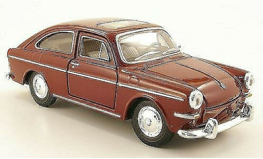 Volkswagen 1600 Base 1/24 Maisto Fastback rot modellautos