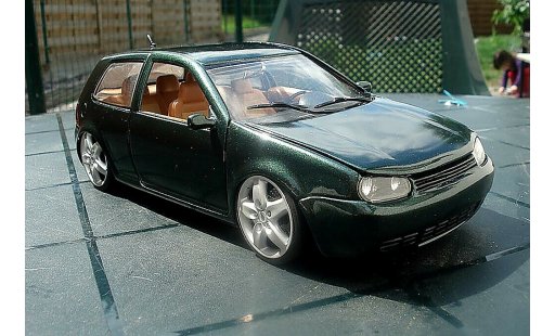 Volkswagen Golf GTI 1/18 Revell gr&Atilde;&frac14;n jantes porsche et lissage carrosserie modellautos