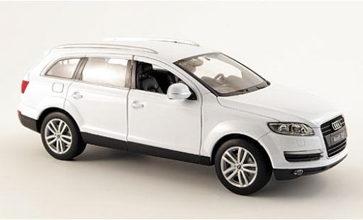 Audi Q7 1/24 Welly weiss modellautos