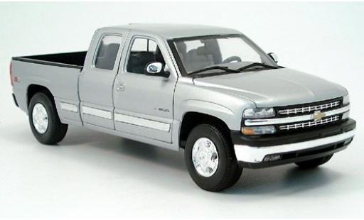 Modellautos Chevrolet Silverado 1/18 Welly Ext. Cab silber 1:18 Chevrolet Silverado 1/18 Welly Ext. Cab silber 1:18 modellautos