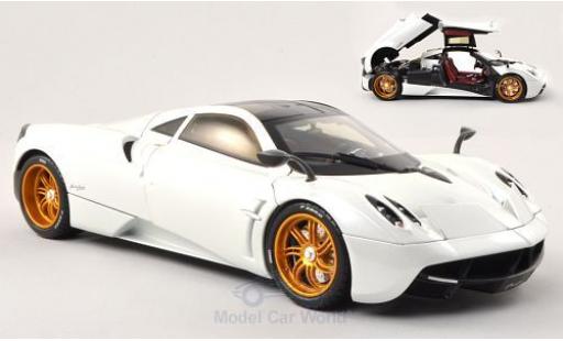 Modellautos Pagani Huayra 1/18 Welly met.-weiss (GTA Edition) ohne Vitrine Pagani Huayra 1/18 Welly met.-weiss (GTA Edition) ohne Vitrine modellautos